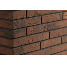 Close-up van een gemetselde muur van gestructureerde bakstenen met donkere voegen in verband