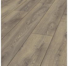 Close-up van een gelegde laminaatvloer met houten structuur