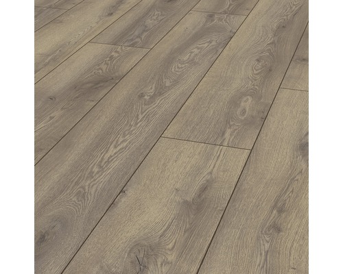Close-up van een gelegde laminaatvloer met houten structuur