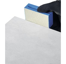 Tegelrand schuren met schuurgereedschap