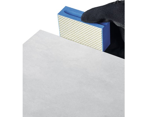 Tegelrand schuren met schuurgereedschap