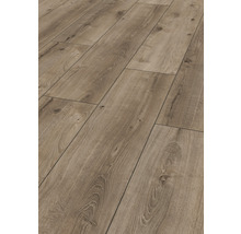 Close-up van gelegde laminaatvloer met houtlook.