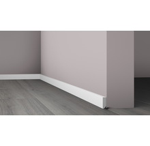 Houten plinten in een kamer