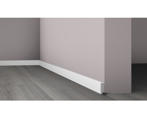 Houten plinten in een kamer