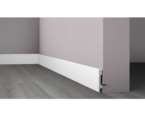 Witte plint aan wand en vloer
