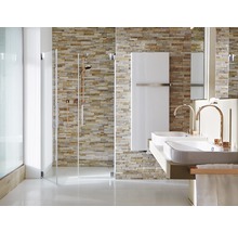 Badkamer met douche, wastafels en radiator voor stenen muur