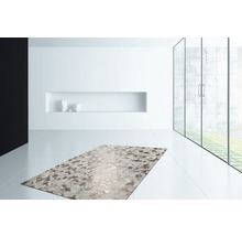 Interieur met modern tapijt op een lichte tegelvloer