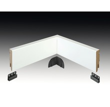 Plint met accessoires voor hoekmontage