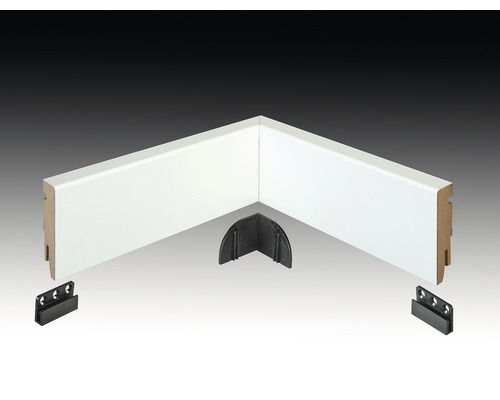 Plint met accessoires voor hoekmontage