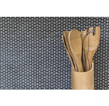 Houten lepels en spatels in een bamboehouder voor een mozaïekwand