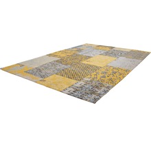 Vloerkleed met geometrisch patchwork ontwerp in verschillende tinten.