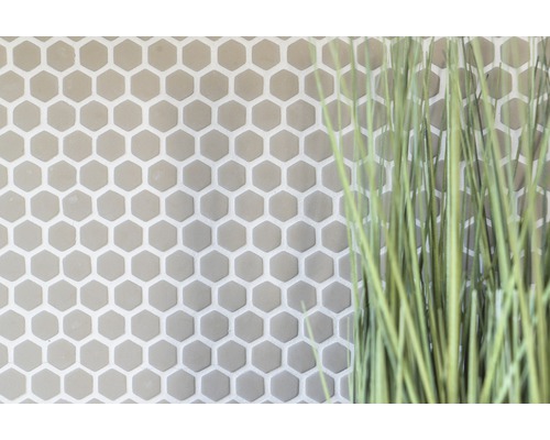 Zeshoekige tegels op de wand met plantendecoratie