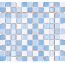 Vierkant mozaïektegelpatroon met lichte en medium blauwtinten en witte accenten.
