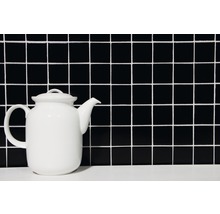 Theepot van keramiek voor een vierkant tegelpatroon