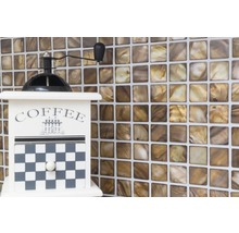 Decoratieve koffiemolen met tegelachtergrond
