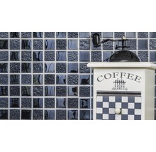 Decoratieve mozaïektegels en een koffiemolen