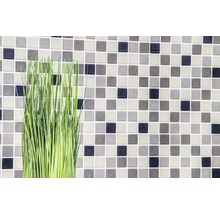 Muur van mozaïektegels met decoratief gras