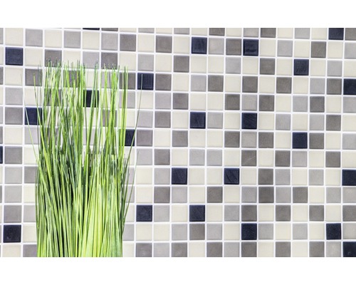 Muur van mozaïektegels met decoratief gras