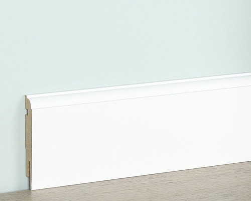 Witte houten plint aan wand en vloer