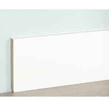 Witte plint bevestigd aan de muur