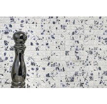 Wanddecoratie met mozaïektegels en pepermolen