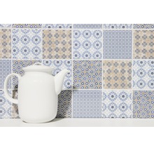 Tegelwand met oosters patroon en witte theepot