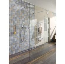 Badkamer met inloopdouche met douchekop, handdouche, douchegoot, verwarmd handdoekenrek en een wand met motief