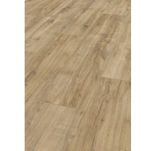 Close-up van een gelegde laminaatvloer met houtlook.