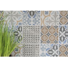 Tegelwand met bloem- en geometrische patronen