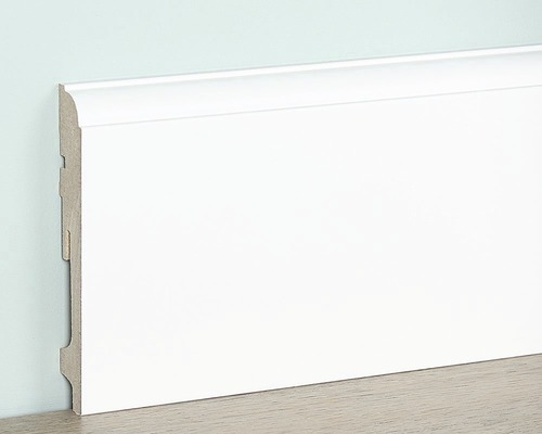 Witte houten plint