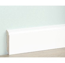 Witte houten plint tegen een muur