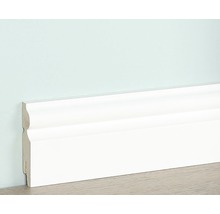 Wit gelakte houten plint tegen een muur