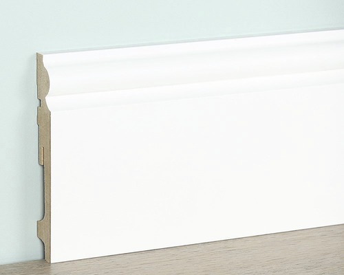 Witte houten plint.