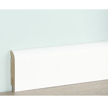 Witte houten plint aan muur en vloer