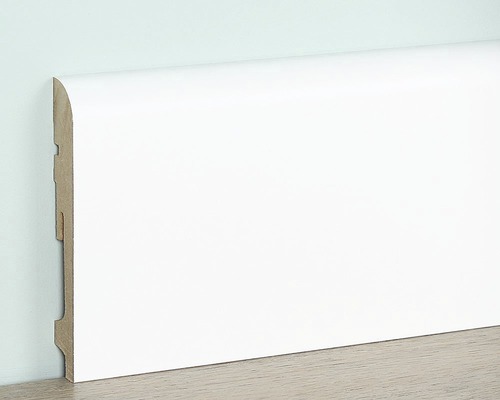 Witte houten plint