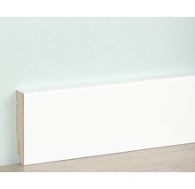 Witte houten plint tegen de muur