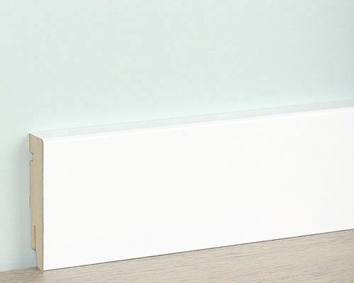 Witte houten plint tegen de muur