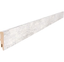 Houten plint met witte afwerking