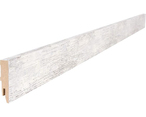 Houten plint met witte afwerking