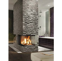 Open haard met stenen bekleding in moderne badkamer