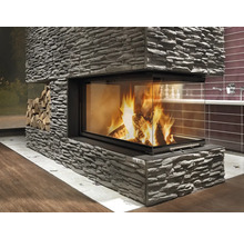 Haard met stenen decoratie en houtblokken