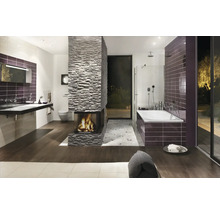 Moderne badkamer met open haard, wastafel, ligbad en douche