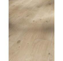 Gelegde laminaatvloer met houten structuur.