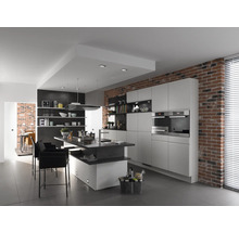Moderne keuken met kookeiland, inbouwkasten en bakstenen muur