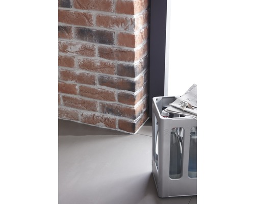Wand met baksteentegels en kratje drinken
