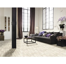 Woonkamer met houten vloer, bank, tafel en decoratie