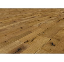 Houten vloer van eikenhout gelegd, met noesten en scheuren