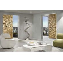Moderne woonkamer met stenen accentmuur en moderne kunst