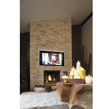 Woonkamer met open haard, televisie en decoratieve kaarsen op een houten tafel