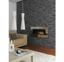 Woonkamer met steenbehang, open haard, bank, tafel en twee hanglampen